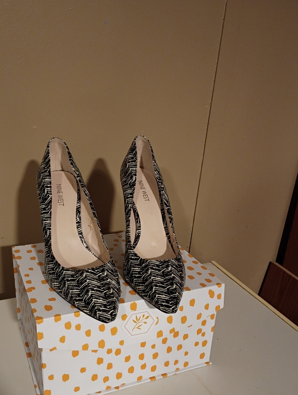Size 10 Black and White Zigzag Pointed-Toe Pumps
